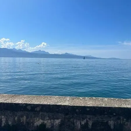 Walking Steps From Lake Geneva With Patio Apartmán