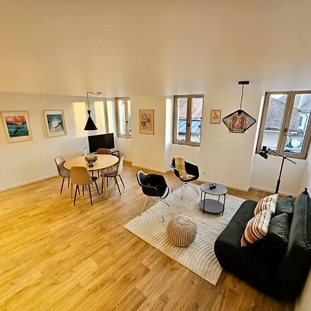 Walking Steps From Lake Geneva With Patio Apartamento