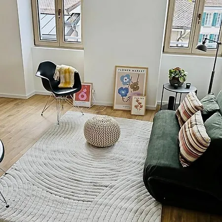 Apartamento Walking Steps From Lake Geneva With Patio