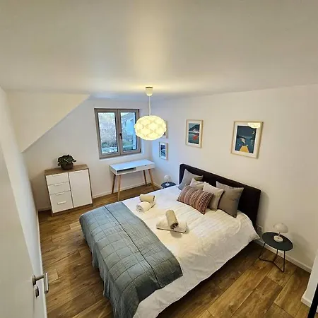 Apartamento Walking Steps From Lake Geneva With Patio