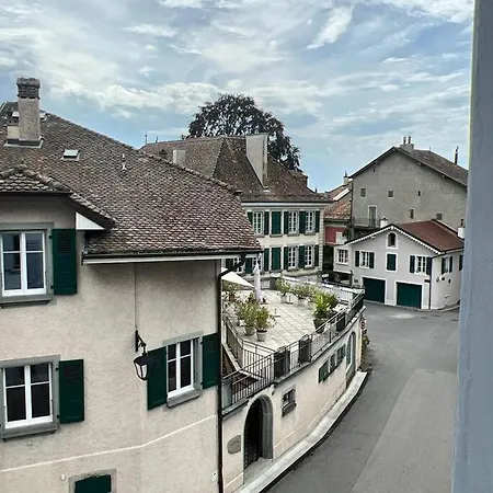 Walking Steps From Lake Geneva With Patio
